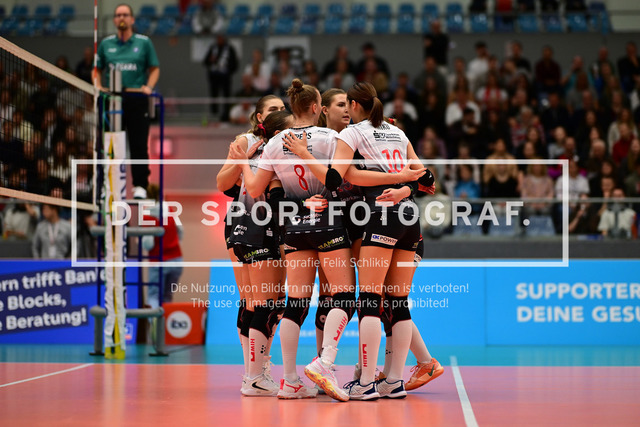 Volleyball I Frauen I Saison 2025-2026 I Bundesliga I 5. Spieltag I ETV Hamburger Volksbank Volleys - Dresdner SC I 07132 | Dresdner SC Frauen zusammen - Realisiert mit Pictrs.com