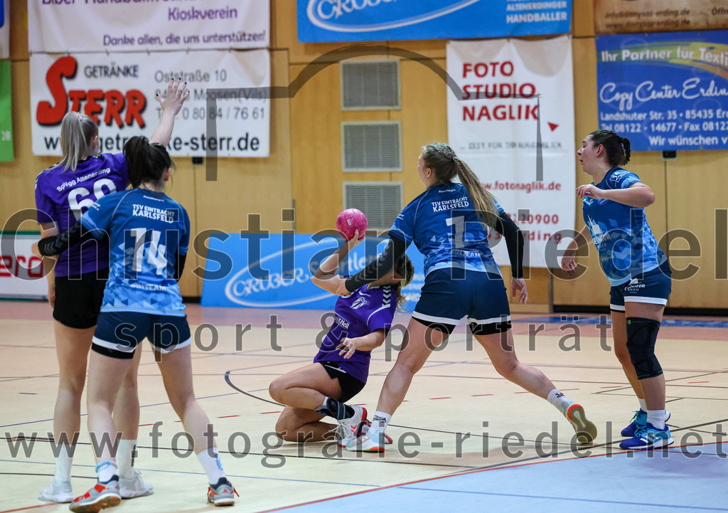 2023-01-21_027_SpVgg_Altenerding_gegen_TSV_Karlsfeld | Erding, Deutschland, 21.01.2023:
Handball, Bezirksoberliga Frauen Altbayern 2022 / 2023, 8. Spieltag, SpVgg Altenerding gegen TSV Karlsfeld, Endergebnis: 28:24

Selina Becker (SpVgg Altenerding, #69), Laura Weiss (TSV Eintracht Karlsfeld, #14), Sophie Wolf (TSV Eintracht Karlsfeld, #7), Janine Klapproth (TSV Eintracht Karlsfeld, #24)

Foto: Christian Riedel / fotografie-riedel.net
