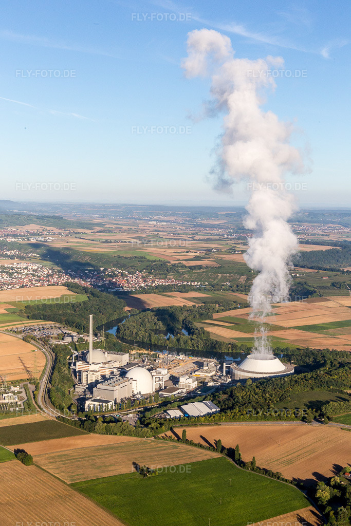 Luftbild: Reaktorblöcke, Kühlturmbauwerke und Anlagen des AKW - KKW Atomkraftwerk - Kernkraftwerk GKN Neckarwestheim in Neckarwestheim in Gemmrigheim im Bundesland Baden-Württemberg in Deutschland. Foto: IMG_093784.jpg vom 23.08.2016 durch Werner Riehm/FLY-FOTO.de