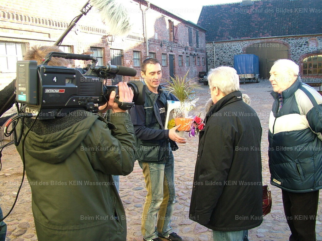 Geschäftseröffnung in Farsleben 2005 | Geschäftseröffnung auf Webers Hof---Der Weg in die Selbstständigkeit begann nicht mit einem großen Büro oder einem modernen Studio. Mein Arbeitsplatz war damals das Wohnzimmer meiner kleinen Mietwohnung in Glindenberg. Dort standen ein Computer, ein Drucker und jede Menge Ideen – mehr brauchte ich am Anfang nicht.---Die eigentliche Geschäftseröffnung feierte ich auf dem historischen Webers Hof im Nachbarort Farsleben. In der ländlichen Eventlocation konnte ich Familie, Freunde, Geschäftspartner und Gratulanten begrüßen und den Start in meine Selbstständigkeit gemeinsam mit ihnen feiern.---Der MDR begleitete meine ersten Schritte als Existenzgründer mit der Kamera und machte diesen Tag zu einem ganz besonderen Erlebnis. Besonders gefreut hat mich auch die Begrüßung durch den Bürgermeister der Stadt Wolmirstedt. Für mich war das ein Zeichen, dass meine Idee Unterstützung fand und ich den Mut haben sollte, meinen eigenen Weg weiterzugehen.---Wenn ich heute an diesen Tag zurückdenke, erinnere ich mich vor allem daran, dass jedes Unternehmen einmal klein beginnt. Aus einem Computer im Wohnzimmer entwickelte sich Schritt für Schritt das, was viele Jahre später mein Leben als Luftbildfotograf prägen sollte. - Realisiert mit Pictrs.com