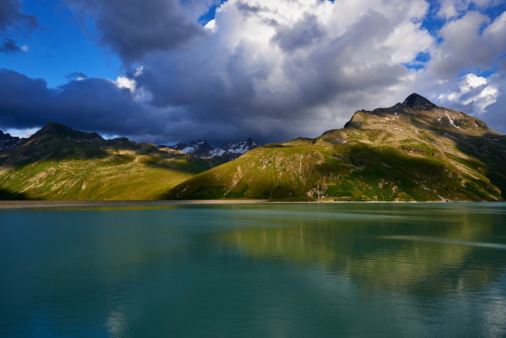 Abendlicht auf der Bergkette | Silvretta, Austria - July 18, 2016: Blick von der Aussichts-Plattform auf die Bergkette im Abendlicht. - Realisiert mit Pictrs.com
