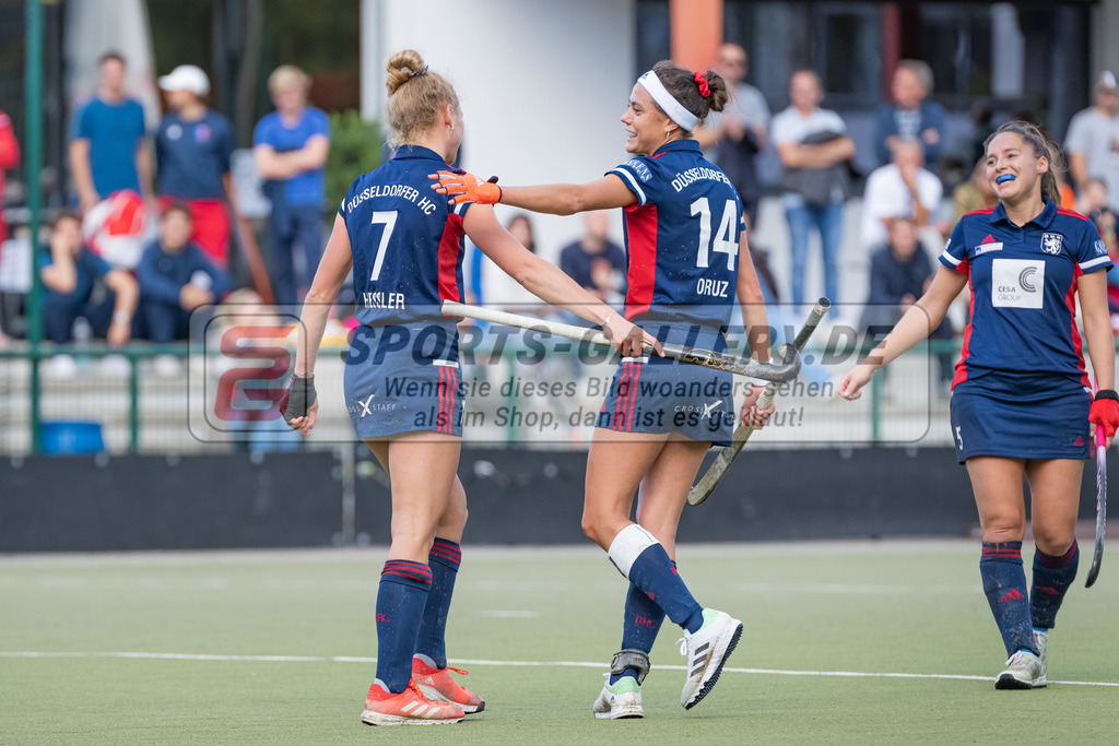 HK_20220925_100157 | 1. Bundesliga Damen Düsseldorfer HC - Berliner HC  am 25.9.2022 DHC Düsseldorf, Düsseldorf , Emma-Sophie Hessler ( Düsseldorfer HC #7 ) , Selin Oruz ( Düsseldorfer HC #14 )