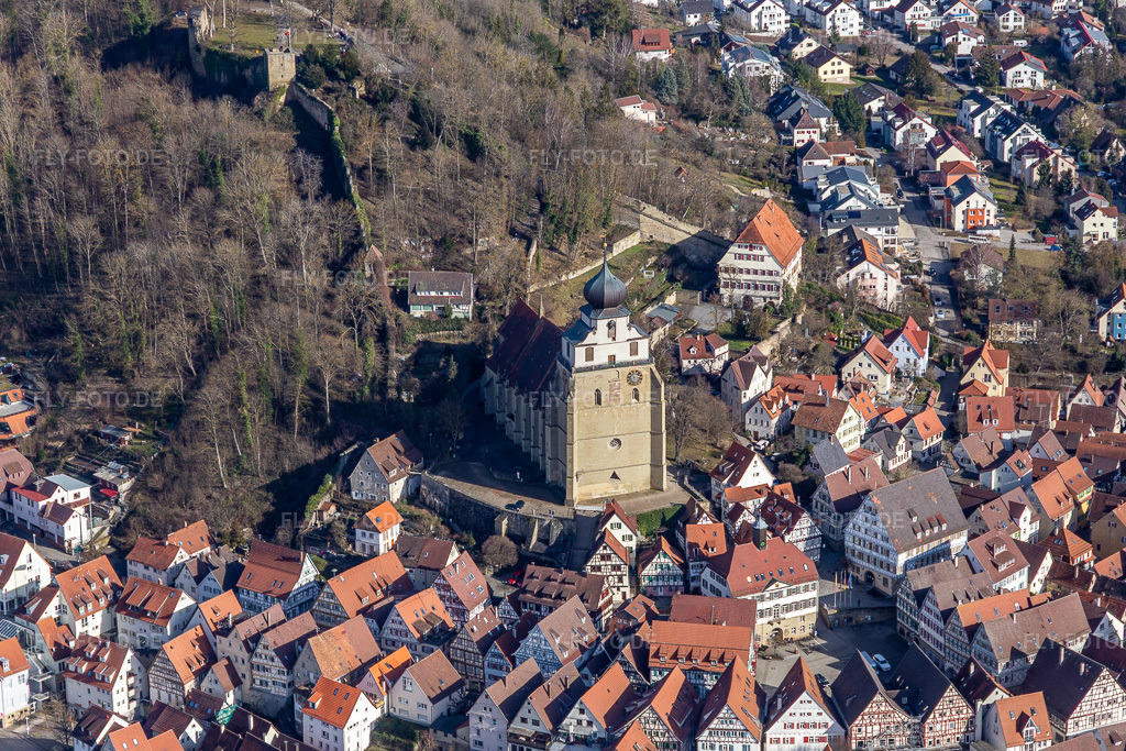 Luftbild: Stiftskirche am Schlossberg über dem Marktplatz in Herrenberg im Bundesland Baden-Württemberg in Deutschland. Foto: IMG_125200.jpg vom 20.02.2021 durch Werner Riehm/FLY-FOTO.de