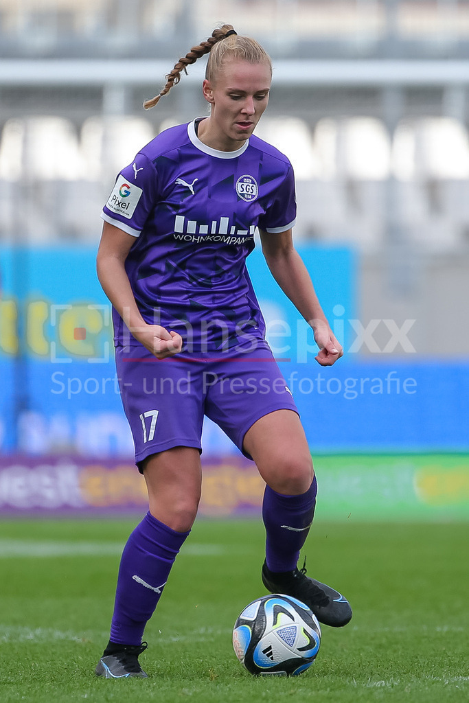 Fussball, Google Pixel Frauen-Bundesliga, SGS Essen - SV Werder Bremen | v.li.: Annalena Rieke (SGS Essen, 17) am Ball, Freisteller, Einzelbild, Ganzkörper, Aktion, Action, Spielszene, DIE DFB-RICHTLINIEN UNTERSAGEN JEGLICHE NUTZUNG VON FOTOS ALS SEQUENZBILDER UND/ODER VIDEOÄHNLICHE FOTOSTRECKEN. DFB REGULATIONS PROHIBIT ANY USE OF PHOTOGRAPHS AS IMAGE SEQUENCES AND/OR QUASI-VIDEO.