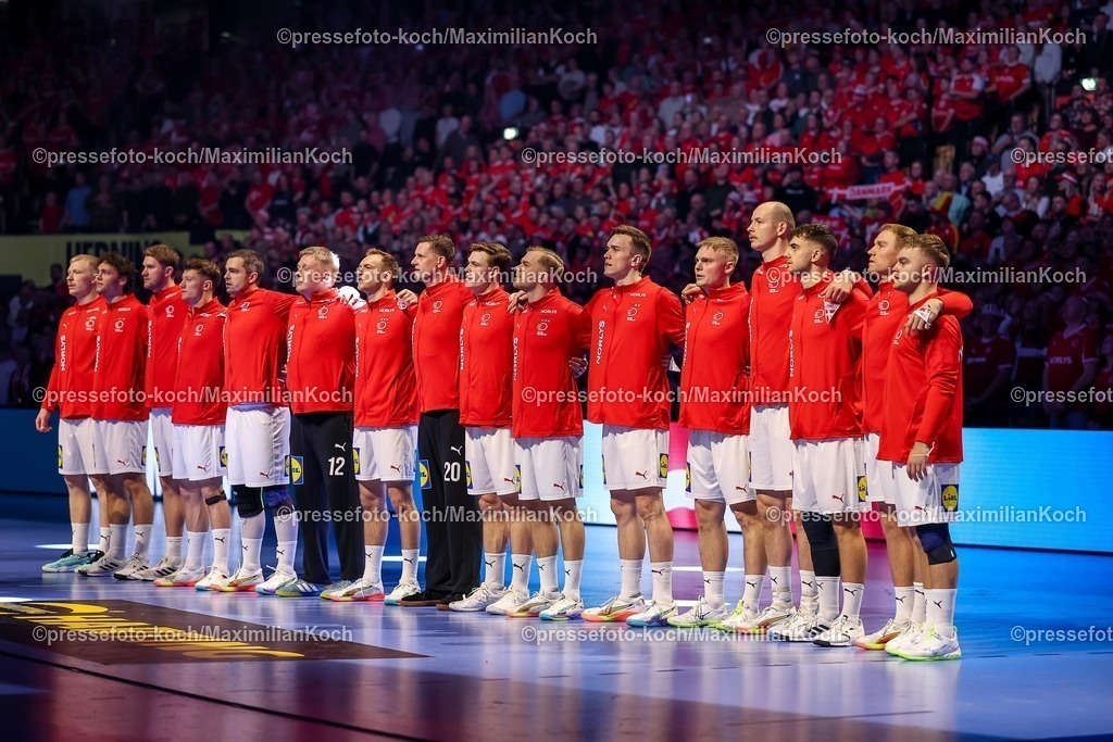 EHF16012602209 | 16.01.2026, Handball, Men's EHF EURO 2026, Dänemark - Nordmazedonien, Jyske Bank Boxen in Herning, Dänemark, Preliminary Round: Dänemarks Nationalmannschaft steht Arm in Arm bei der Nationalhymne zusammen L-R  Magnus Saugstrup Jensen (Denmark #15)  Niclas Vest Kirkelokke (Denmark #03)  Magnus Landin Jacobsen (Denmark #04)  Emil Jakobsen (Denmark #07)  Rasmus Lauge Schmidt (Denmark #11)  Emil Nielsen (Denmark #12)  Mathias Gidsel (Denmark #19)  Kevin Moller (Denmark #20)  Lukas Lindhard Jorgensen (Denmark #25)  Johan a Plogv Hansen (Denmark #26)  Lasse Bredekjaer Andersson (Denmark #28)  Emil Siersbaek Bergholt (Denmark #33)  Simon Hald Jensen (Denmark #34)  Mads Hoxer Hangaard (Denmark #38)  Simon Bogetoft Pytlick (Denmark #43)  Mads Svane Knudsen (Denmark #59) 