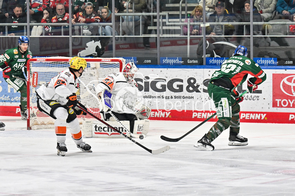 Augsburger Panther - Löwen Frankfurt | AUGSBURG, GERMANY - 16. JANUARY: Dustin TOKARSKI (Löwen Frankfurt 47) kann hier einen Schuss von Tim WOHLGEMUTH (Augsburger Panther 33) halten während dem Match zwischen den Augsburger Panthern und den Löwen Frankfurt am 40. Spieltag der penny DEL im Curt Frenzel Stadion