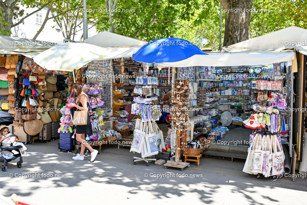 Kroatien_ Split_ 21.07.2025-161 | 21.07.2025, Kroatien, HRV, Split, im Bild Themenbild, Stadtansichten, Markt, Souvenier, Kiosk, kaufen, Menschen, Touristen, Tourismus, Feature, SymbolbildSplit zweitgroesste Stadt Kroatiens. Die Stadt ist Verwaltungssitz der Gespanschaft Split-Dalmatien 