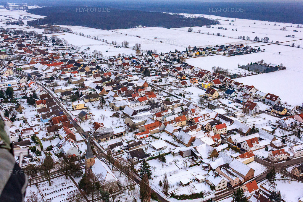 Luftbild: Kirchstraße bei Schnee in Freckenfeld im Bundesland Rheinland-Pfalz in Deutschland. Foto: IMG_23613.jpg vom 16.01.2010 durch Werner Riehm/FLY-FOTO.de