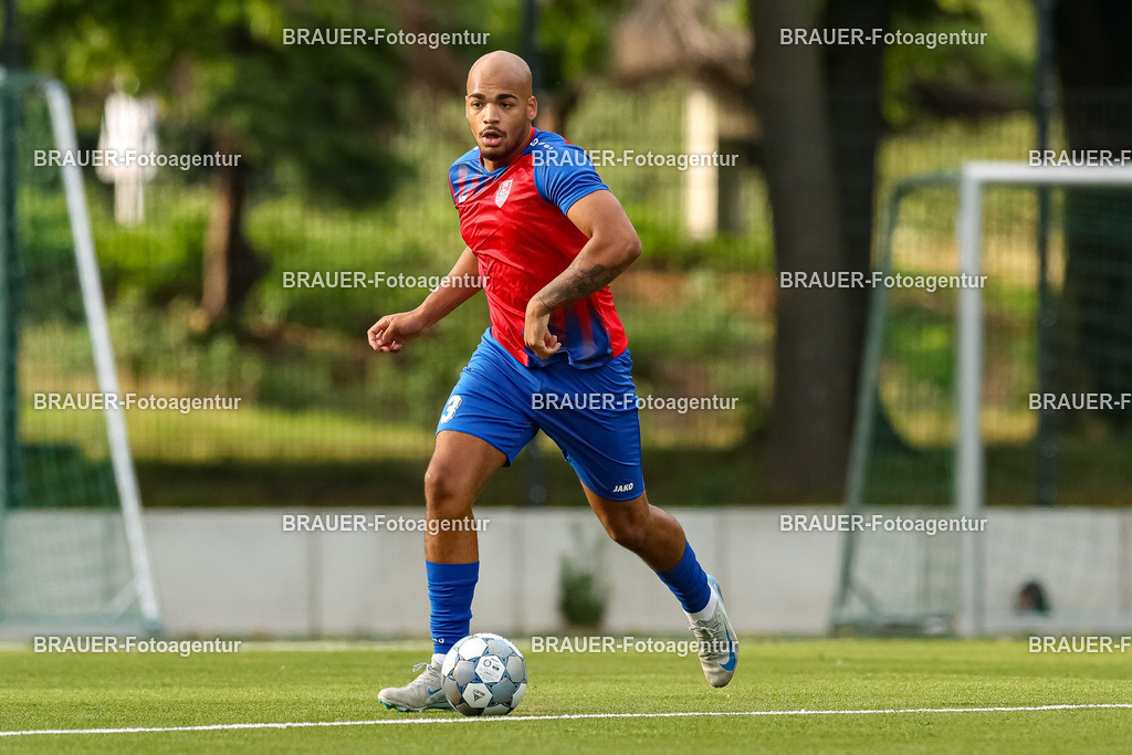1_KFCWAT_20250723_0131.JPG -  - KFC Uerdingen - SG Wattenscheid 09 - Testspiel | Krefeld, Deutschland, 23.07.25: Anthony Oscasindas (KFC Uerdingen) in Aktion, am Ball, Einzelaktion waehrend des Testspiel Spiels zwischen KFC Uerdingen - SG Wattenscheid 09 in der Covestro Sportpark am 23. July 2025 in Krefeld, Deutschland. (Foto von Stefan Brauer/Brauer-Fotoagentur)