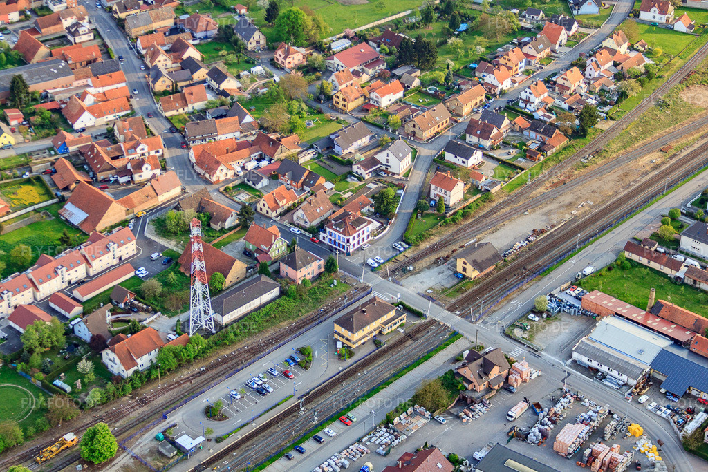 Luftbild: Bahnhof und Sendemast in Rœschwoog im Bundesland Bas-Rhin in Frankreich. – Foto: IMG_39471.jpg vom 14.04.2011 durch Werner Riehm/FLY-FOTO.de – Auflösung des Originals: 4752 x 3168 px