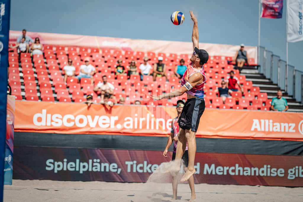 Beachvolleyball | Männer | Allianz German Beach Tour 2024 | Tourstop Kühlungsborn 2 | 15.08.2024 | Richard  Peemüller beim Angriff