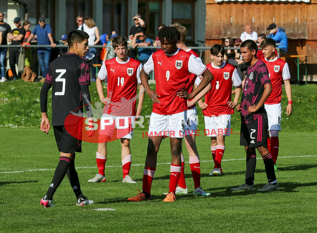 AUSTRIA U15 - MEXICO U15 | Cristobal Aviles (Mexico #3) FLORIAN SUSCHITZ (Austria #19) KENNETH ADEJENUGHURE (Austria #9) JAKOB SCHÖNY (Austria #3) Herbey Diaz (Mexico #2) ROMEO MÖRTH (Austria #8) ; AUSTRIA U15 - MEXICO U15 am 29.04.2022 in Arnoldstein
(Sportplatz), AUSTRIA, (Photo by Ernst Krawagner sport-fan.at) - Realisiert mit Pictrs.com