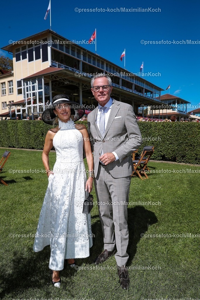 BBmx31082501045 | 2025.08.31, Promis beim Renntag auf der Galopprennbahn Baden-Baden in Iffezheim. Die Gäste genießen die elegante Atmosphäre beim Pferderennen. Sylvie Meis (Model und Markenbotschafterin des Casino Baden-Baden) zusammen mit Tobias Wald (Geschäftsführer Casino Baden-Baden, CEO Baden-Württembergische Spielbanken GmbH & Co KG) 