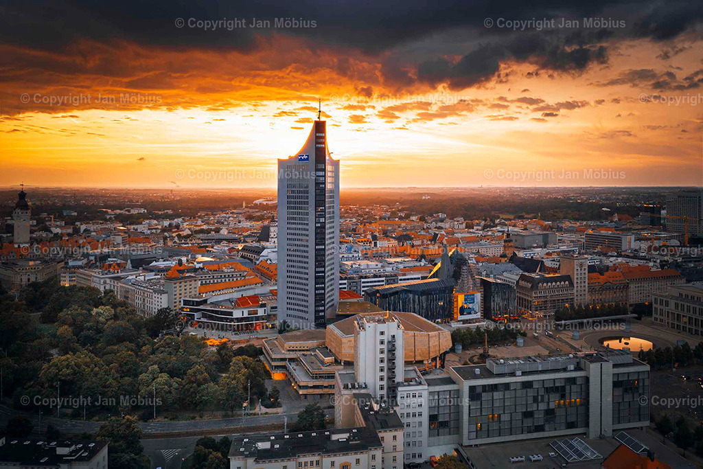 Leipzig von oben | Die Leipzig Skyline von oben ist ein echtes Highlight für Fotofans, Städtereisende und alle, die Leipzigs Kontraste zwischen Historie und Moderne schätzen – von City-Hochhäusern über Uni-Riese bis Völkerschlachtdenkmal und jede Menge Grün drumherum. - Realisiert mit Pictrs.com