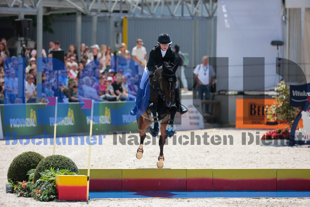 Longines Balve Optimum - Springen Samstag {date} -  | {headline}(Foto: Sebastian Sendlak / BOND) - Realisiert mit Pictrs.com