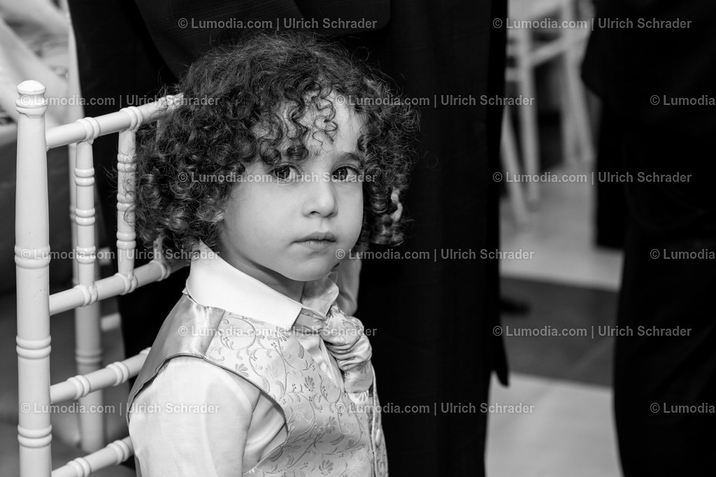 201608_Israel-123 | Jerusalem. Hochzeit des Onkels. „Was wissen sie schon? Ich bin schon fast drei, das vierte Kind ist zu Hause, noch eins nach mir und ich glaube, dass noch eins (mit Gottes Hilfe!) unterwegs ist...“ - Realisiert mit Pictrs.com