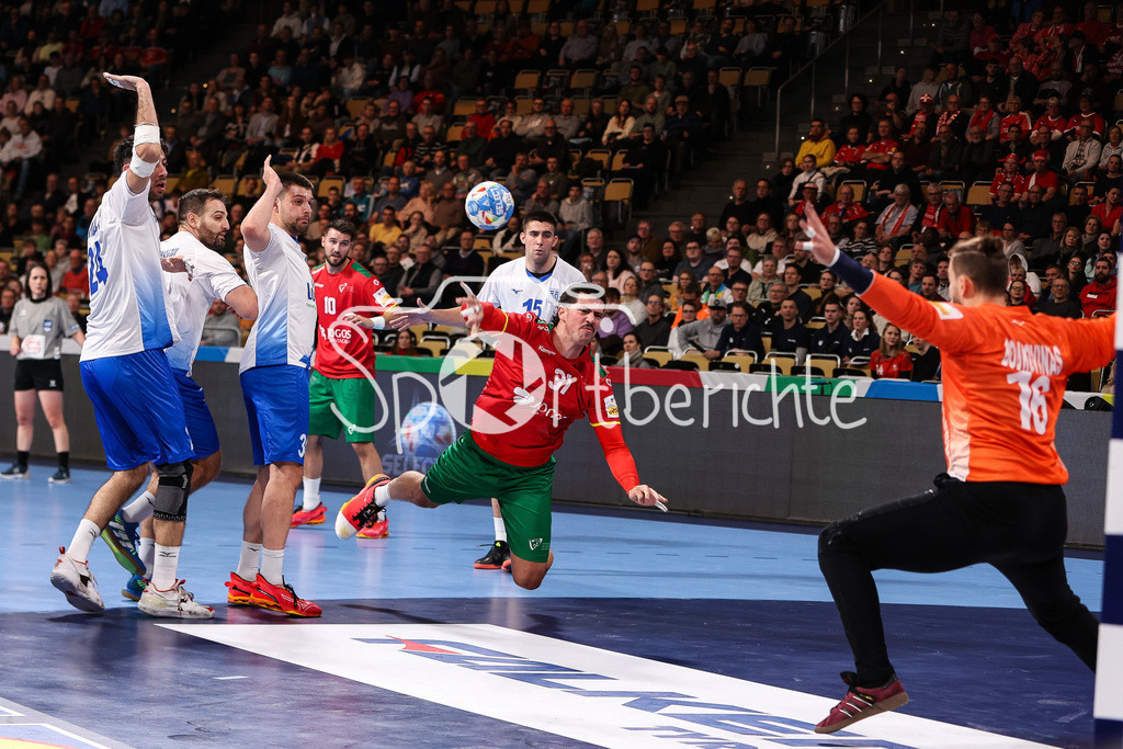 Portugal - Griechenland | Salvador SALVADOR (POR #31) wird am Kreis von einigen Griechischen Spielern am Wurf gehindert