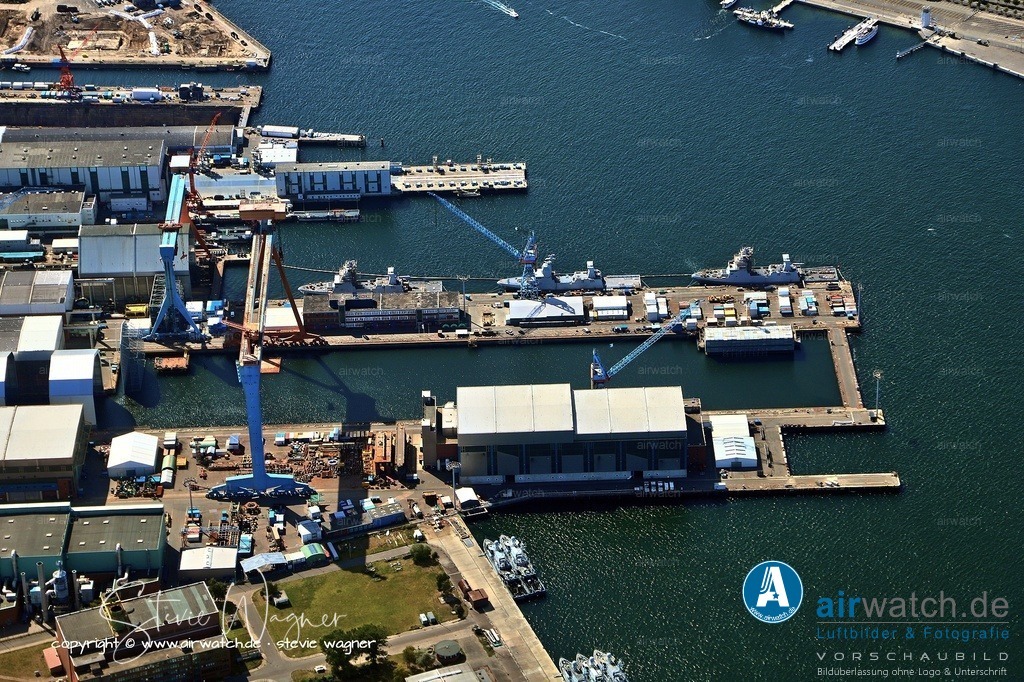 Luftbild Kiel Hafen - Über Jahrzehnte dominierten drei Großwerften das Bild der Kieler Förde | Über Jahrzehnte dominierten drei Großwerften das Bild der Kieler Förde: Howaldtswerke: 1865 von Georg Howaldt gegründet, entwickelte sie sich von einer kleinen Werkstatt zum globalen Akteur. Nach Fusionen entstand daraus die bekannte HDW (Howaldtswerke-Deutsche Werft)