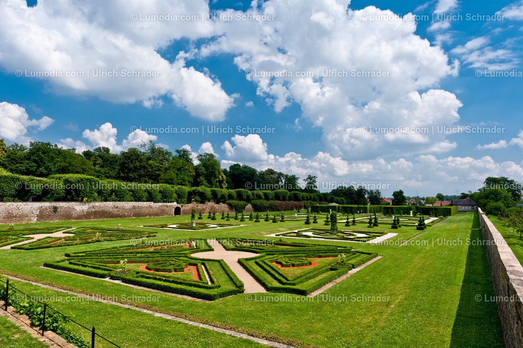 10049-1673 - Schloß Hundisburg | Stockfoto und Bilderpool mit Bildmaterial aus Deutschland, dem Harz, Halberstadt, Quedlinburg, Wernigerode und weltweit. Qualitativ hochwertige und professionelle Fotos anschauen und kaufen. - Realisiert mit Pictrs.com
