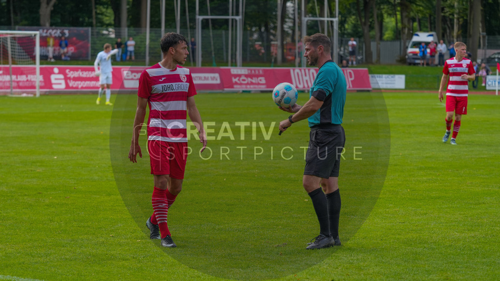 Fußball, Herren, Saison 2025/2026, Regionalliga Nordost, 9. Spieltag, Greifswalder FC vs. FSV 63 Luckenwalde, Sonntag 21.09.2025, Volksstadion Greifswald, | Fußball, Herren, Saison 2025/2026, Regionalliga Nordost, 9. Spieltag, Greifswalder FC vs. FSV 63 Luckenwalde, Sonntag 21.09.2025, Volksstadion Greifswald, Im Bild: Jannis Farr (l. Greifswald) und Schiedsrichter Rasmus Jessen (r.) - Realisiert mit Pictrs.com
