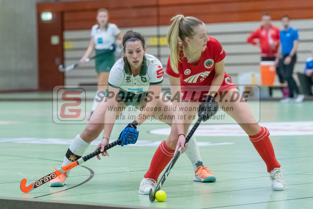 HK_20230108_102596 | 1. Bundesliga ( Halle ) Damen Crefelder HTC - Uhlenhorst Mülheim am 8.1.2023 Crefelder HTC  ( CHTC ), Krefeld , Rosser Mia ( Crefelder HTC #18 ) , Melanie Terber ( Uhlenhorst Mülheim 22 )