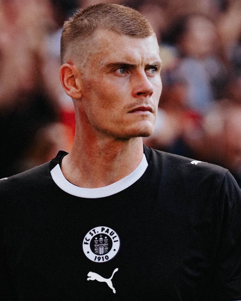 _STP0654 | Der offizielle Shop für FC St. Pauli Fotos. Wähle aus Spielszenen & Fanmomenten dein FCSP Wunschformat. Wir liefern Millerntor-Atmosphäre.