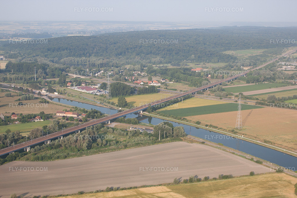 Aerial view: Railway bridge over the canal in Holque in the state North, France. – Photo: IMG_58897.jpg taken on 07/22/2013 by Werner Riehm/FLY-FOTO.com – Resolution of the original: 4752 x 3168 px