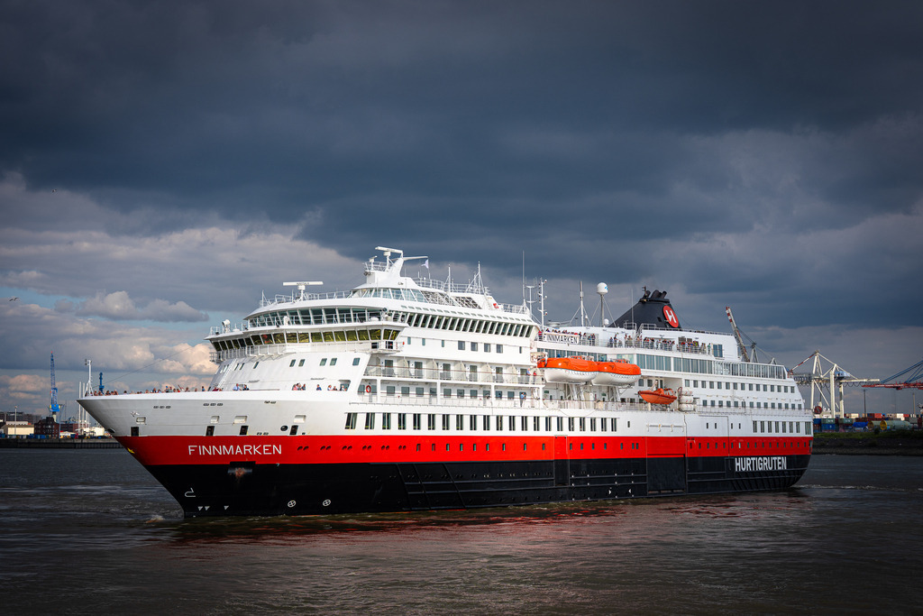 FINNMARKEN bei bestem Licht | Die FINNMARKEN wird vom Licht angestrahlt vor dem düsteren Himmel - Realisiert mit Pictrs.com