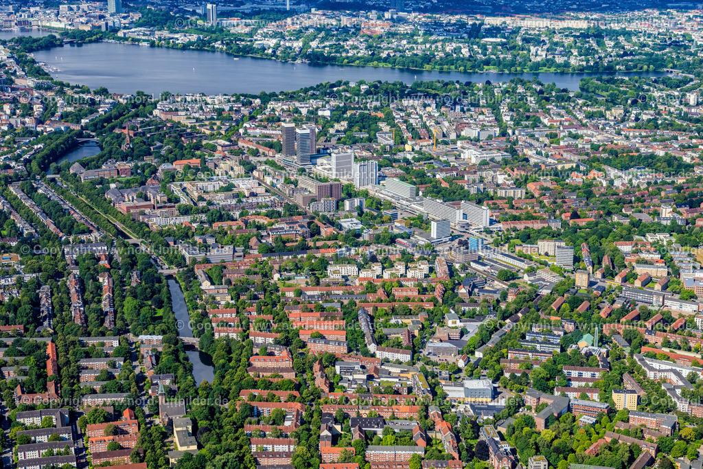 Hamburg_Mundsburg_ELS_1429050823 | HAMBURG 05.08.2023 Innenstadtbereich im Stadtgebiet im Ortsteil Mundsburg in Hamburg, Deutschland. // Cityscape of the district in the district Mundsburg in Hamburg, Germany. Foto: Martin Elsen
