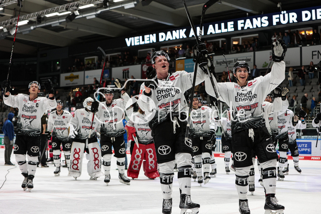 Augsburger Panther - Koelner Haie  | Die Koelner Haie feiern zusammen mit den Fans den Sieg in Augsburg