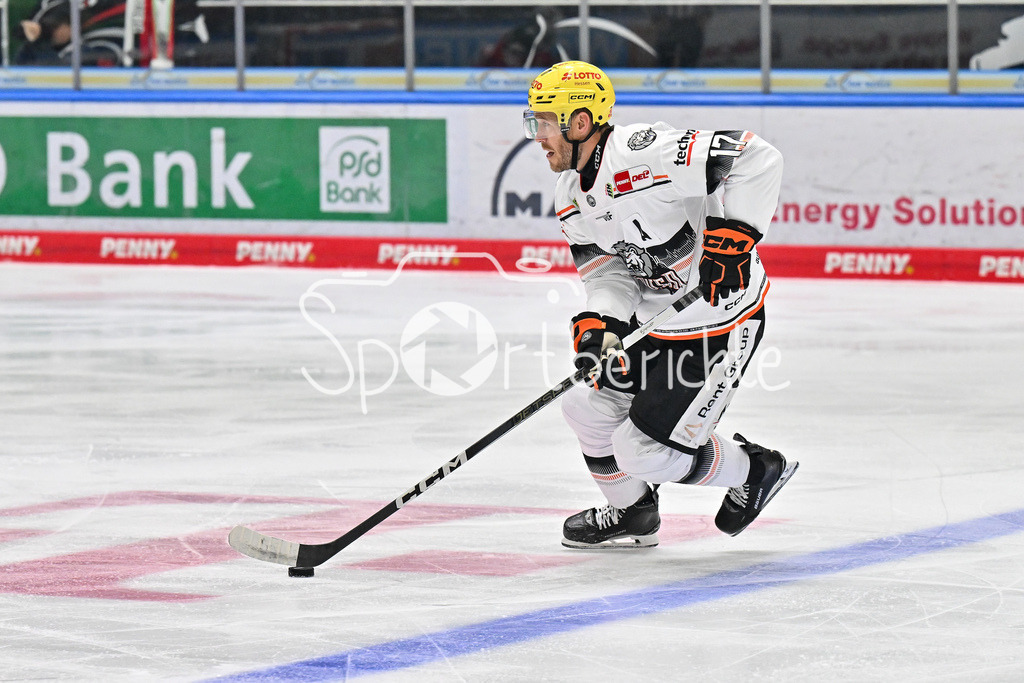 Augsburger Panther - Löwen Frankfurt | am Puck Carter ROWNEY (Löwen Frankfurt #17) / Freisteller / Einzelfoto / DEL: Augsburger Panther - Löwen Frankfurt, Curt Frenzel Stadiom am 11.10.2024