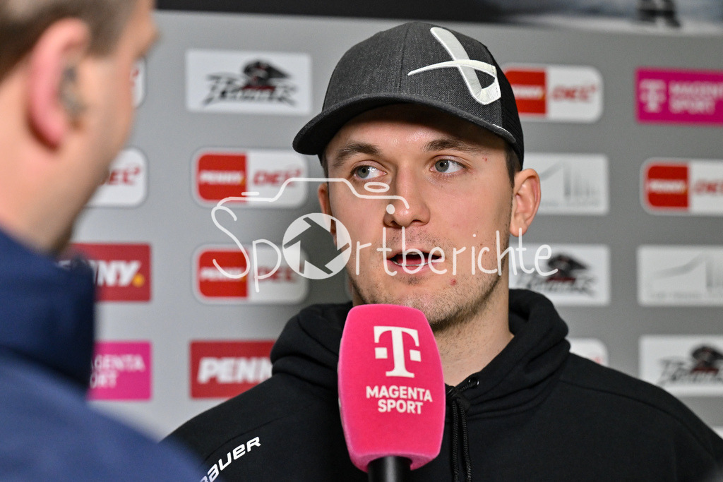 Augsburger Panther - Adler Mannheim | Im Bild Kristian REICHEl (Adler Mannheim 11) beim Interview von MagentaSport / DEL: Augsburger Panther - Adler Mannheim, Curt Frenzel Stadion am 26.12.2024