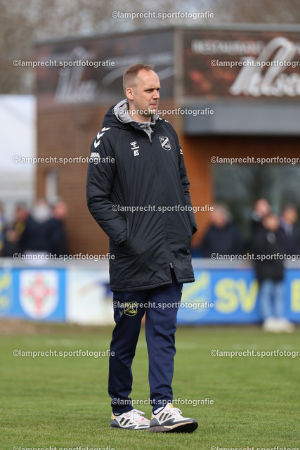 Fußball I Herren I Saison 2025-2026 I SHFV-Lotto-Pokal I Halbfinale I SV Todesfelde - VfB Lübeck 014 | Björn Sörensen (Trainer, SV Todesfelde) - Realisiert mit Pictrs.com
