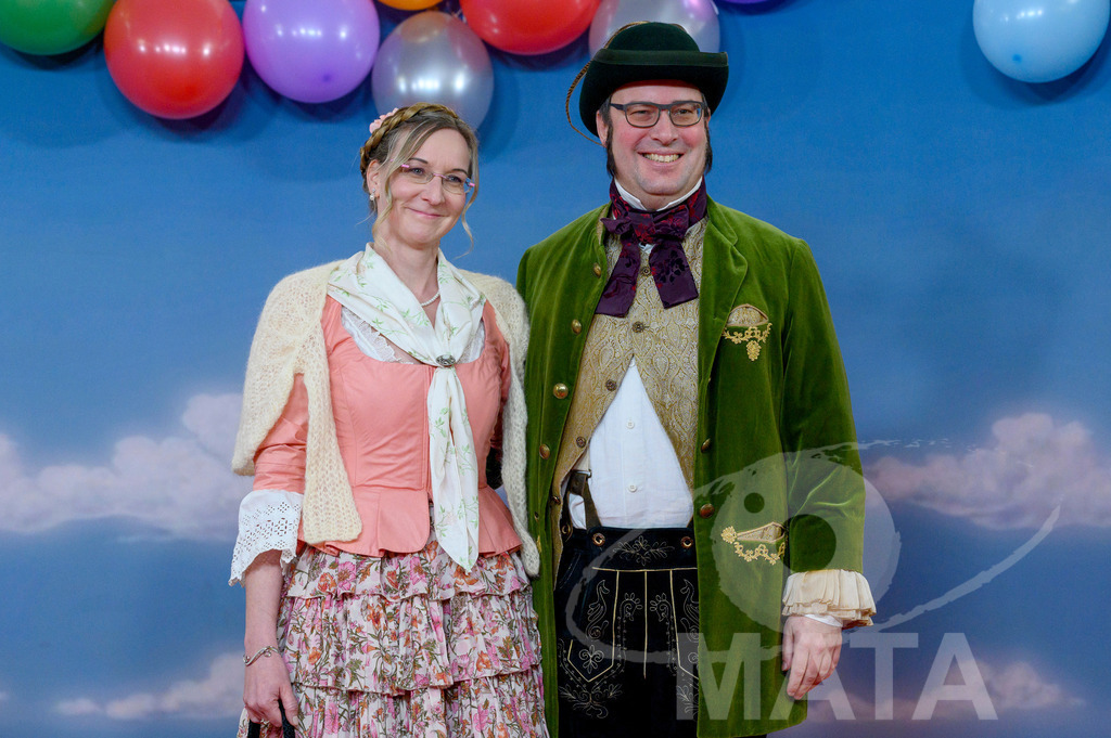 _DWA1287 | Regierungspräsident von Oberfranken  Florian Luderschmid (rechts) mit  seiner Gattin bei der TV-Sendung Fastnacht in Franken 2024. Veitshöchheim, 02.02.2024 Bayern Deutschland - Realisiert mit Pictrs.com