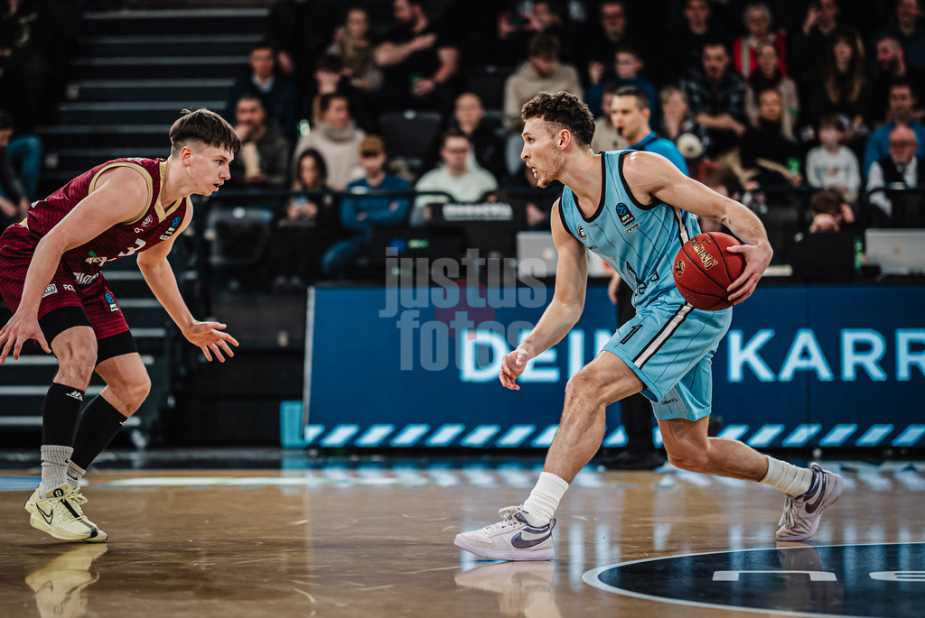 Basketball | Männer | Saison 2024/2025 | BKT EuroCup | Veolia Towers Hamburg vs. 7Bet-Lietkabelis Panevezys | 21.01.2025 | v.l. Dominykas Simonis (#3, BC 7Bet-Lietkabelis Panevezys) gegen Brae Ivey (#1, Veolia Towers Hamburg)