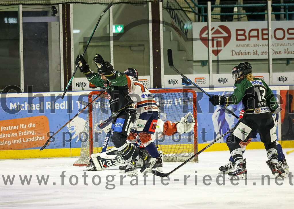 2023-03-03_058_TSV_Erding_gegen_ESC_Kempten | Erding, Deutschland, 03.03.2023:
Eishockey, Bayernliga Playoffs 2022 / 2023, Viertelfinale, TSV Erding gegen ESC Kempten, Endergebnis: 9:3

Daniel Krzizok (Erding Gladiators, #18), Michael Franz (Erding Gladiators, #13)

Foto: Christian Riedel / fotografie-riedel.net