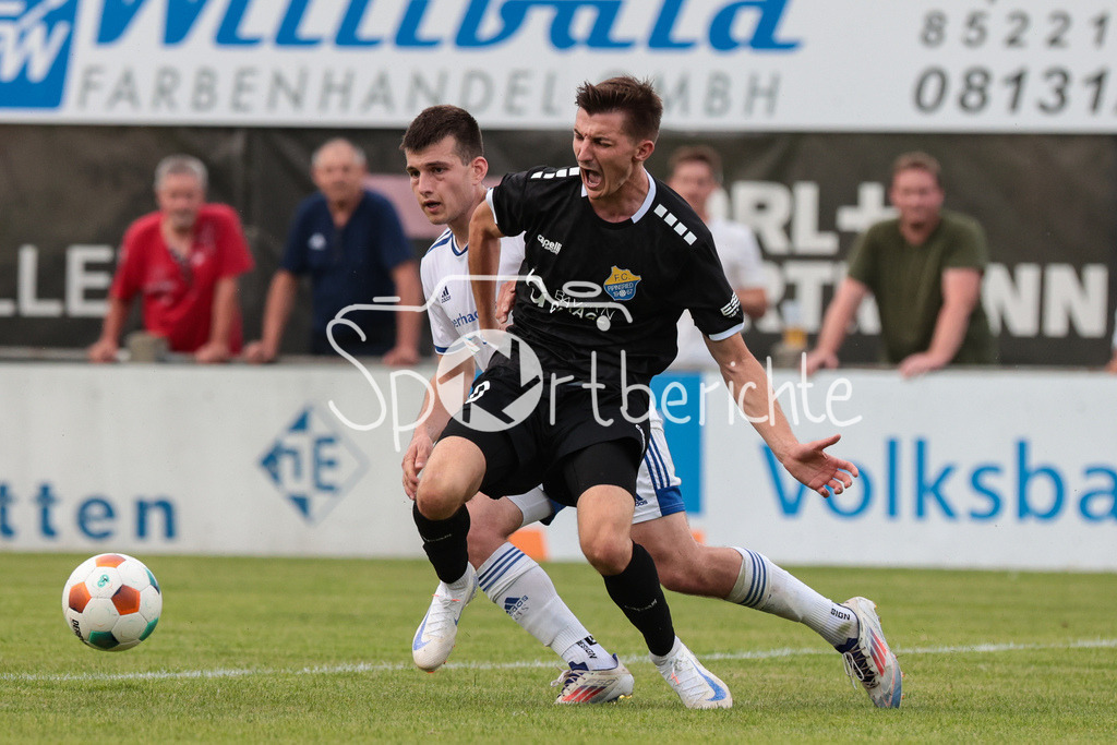 FC Pipinsried - FC Deisenhofen | diese Szene fuehrte zum Elfmeter / Nikolaos GKASMIOAGIAZOV (FCD #7) im Duell mit Michael BACHHUBER (FCP #10)