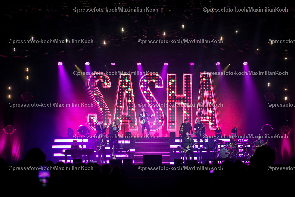 Due24052401003 | 24.05.2024, Düsseldorf, Mitsubishi Electric HALLE, Sänger Sasha (Sascha Röntgen-Schmitz) performt bei seinem Konzert - This Is My Time, Die Show - 