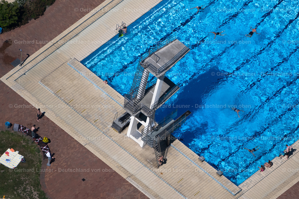 4035926 | BRAUNSCHWEIG 31.07.2020 Schwimmbecken des Freibades Bürgerbadepark und das Hallenbad an der Nimes-Straße in Braunschweig im Bundesland Niedersachsen, Deutschland. Weiterführende Informationen bei: Stadtbad Braunschweig Sport und Freizeit GmbH. // Swimming pool of the open-air swimming pool Buergerbadepark and the indoor swimming pool on street Nimes-Strasse in Braunschweig in the federal state of Lower Saxony, Germany. Further information at: Stadtbad Braunschweig Sport und Freizeit GmbH. Foto: Gerhard Launer