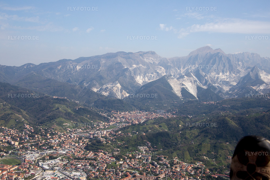 Luftbild: Ortsansicht in Carrara im Bundesland Massa-Carrara in Italien. – Foto: IMG_087171.jpg vom 04.04.2016 durch Werner Riehm/FLY-FOTO.de – Auflösung des Originals: 5472 x 3648 px