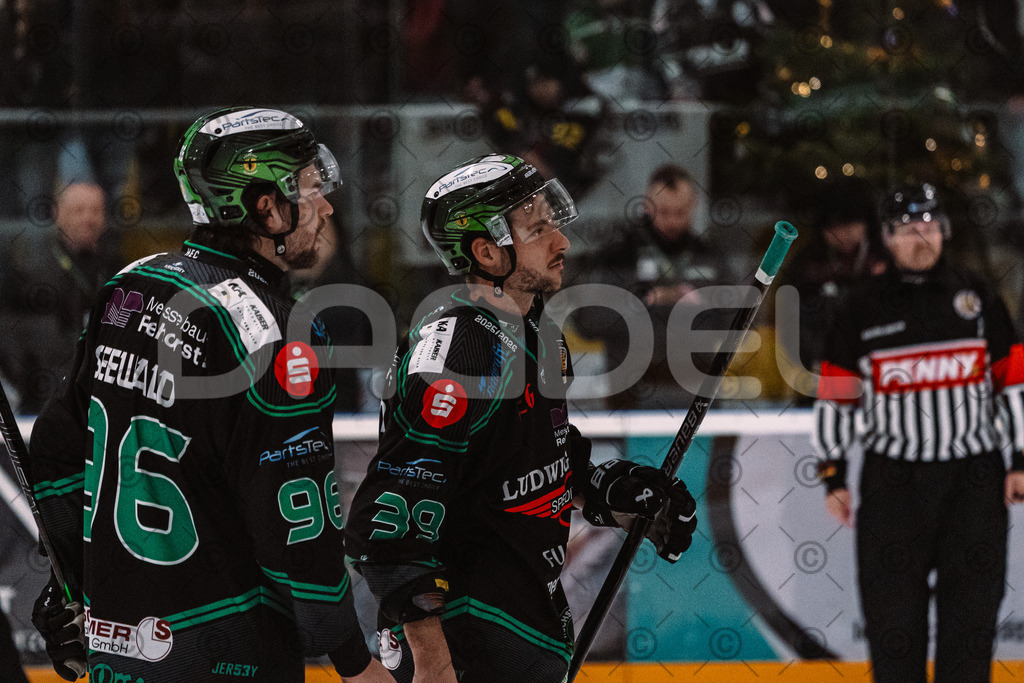 Alligators_vs_Passau_26_12_2025-084 | Höchstadt Alligators Fotogalerie: Eishockey-Action aus Franken. Professionelle Spielfotos, Portraits & Stadionbilder zum Download. Jetzt entdecken! - Realisiert mit Pictrs.com