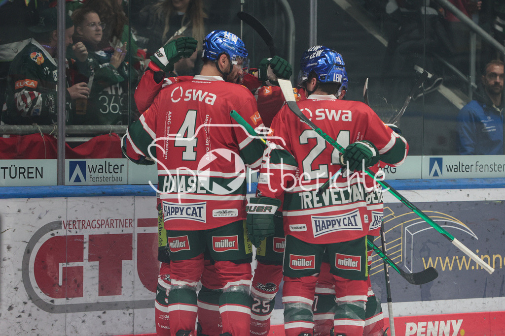 Augsburger Panther - Grizzlys Wolfsburg | Die Panther jubeln nach dem Auslgeich von Christian HANKE (AEV #25)