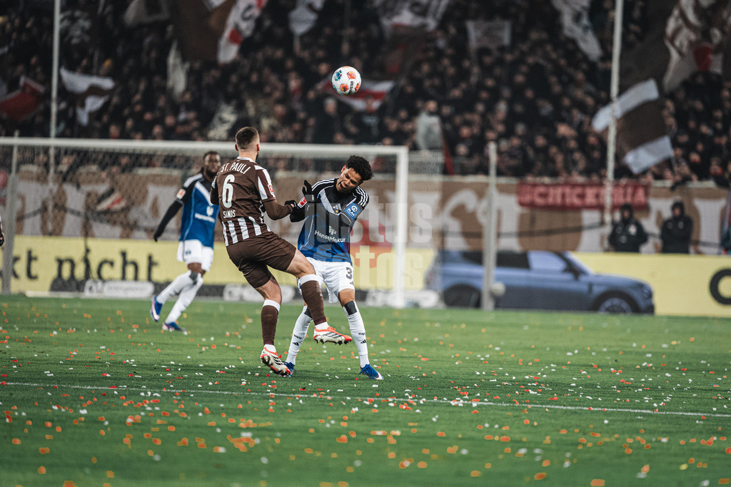 Fußball | Männer | Saison 2025/2026  | Fußball-Bundesliga | 19. Spieltag | FC St. Pauli vs. Hamburger SV | 23.01.2026 | v.l. James Sands (#6, FC St. Pauli) gegen Alexander Rössing-Lelesiit (#38, HSV)