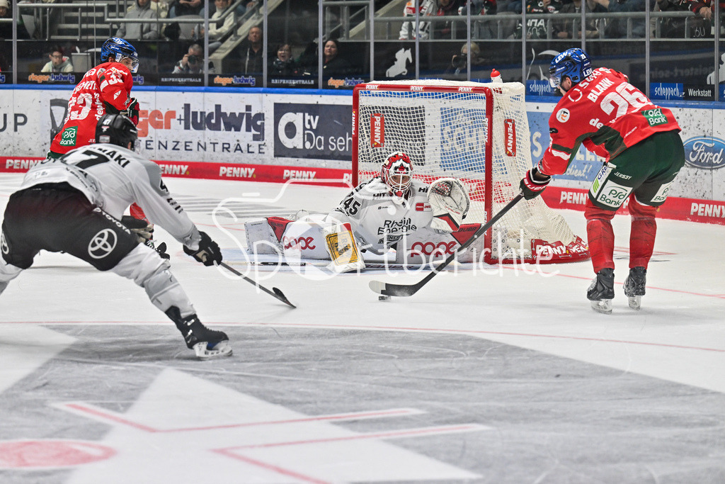 Augsburger Panther - Kölner Haie | v. l. Tim WOHLGEMUTH (Augsburger Panther 33), Tobias ANCICKA (Kölner Haie 45) und Alexander BLANK (Augsburger Panther 26) am Puck / DEL: Augsburger Panther - Kölner Haie; Curt Frenzel Stadion am 26.09.2025