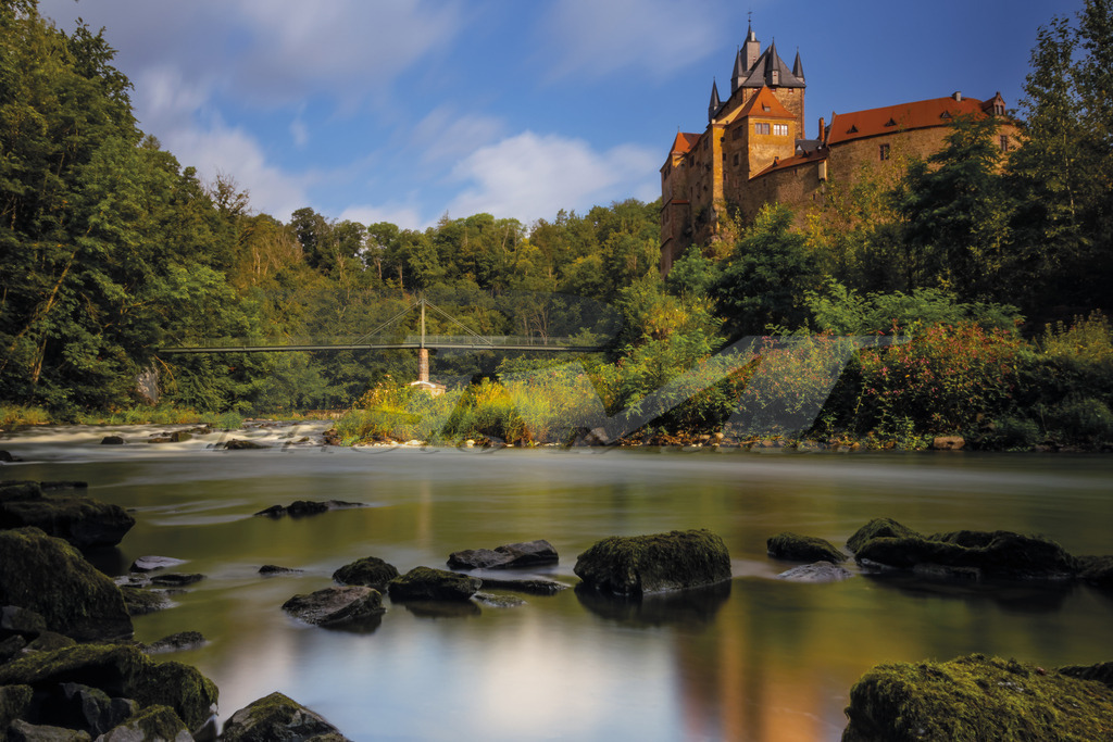 Burg Kriebstein | Hoch über der Zschopau erhebt sich die Burg Kriebstein wie aus einer anderen Zeit. Jeder Schritt auf den Wanderwegen entlang des Flusses fühlt sich an wie eine kleine Reise durch Geschichte und Natur. Das Rauschen des Wassers, die steilen Felsen und die mächtigen Mauern erzeugen eine Spannung, die den Moment intensiv spürbar macht. - Realisiert mit Pictrs.com