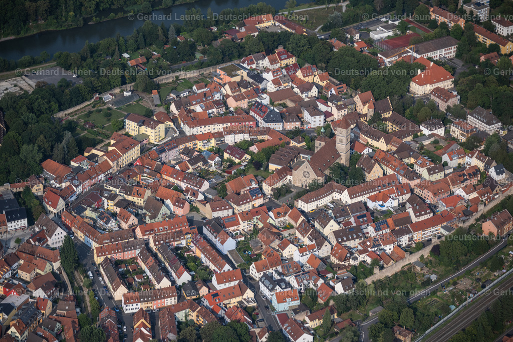 4047826 | WüRZBURG 21.08.2021 Kirchengebäude der St. Laurentius Kirche an der Fuchsgasse im Altstadt- Zentrum der Innenstadt im Ortsteil Heidingsfeld in Würzburg im Bundesland Bayern, Deutschland. Weiterführende Informationen bei: Pfarrei St. Laurentius Würzburg (Heidingsfeld). // Church building in of St. Laurentius Kirche on Fuchsgasse Old Town- center of downtown in the district Heidingsfeld in Wuerzburg in the state Bavaria, Germany. Further information at: Pfarrei St. Laurentius Wuerzburg (Heidingsfeld). Foto: Gerhard Launer