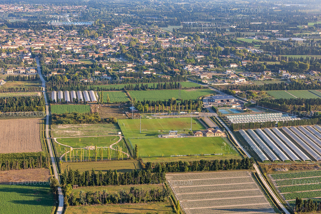 Aerial view: Stade Maillanais in Maillane in the state Bouches du Rhone, France. – Photo: IMG_129596.jpg taken on 09/23/2021 by Werner Riehm/FLY-FOTO.com – Resolution of the original: 5197 x 3465 px