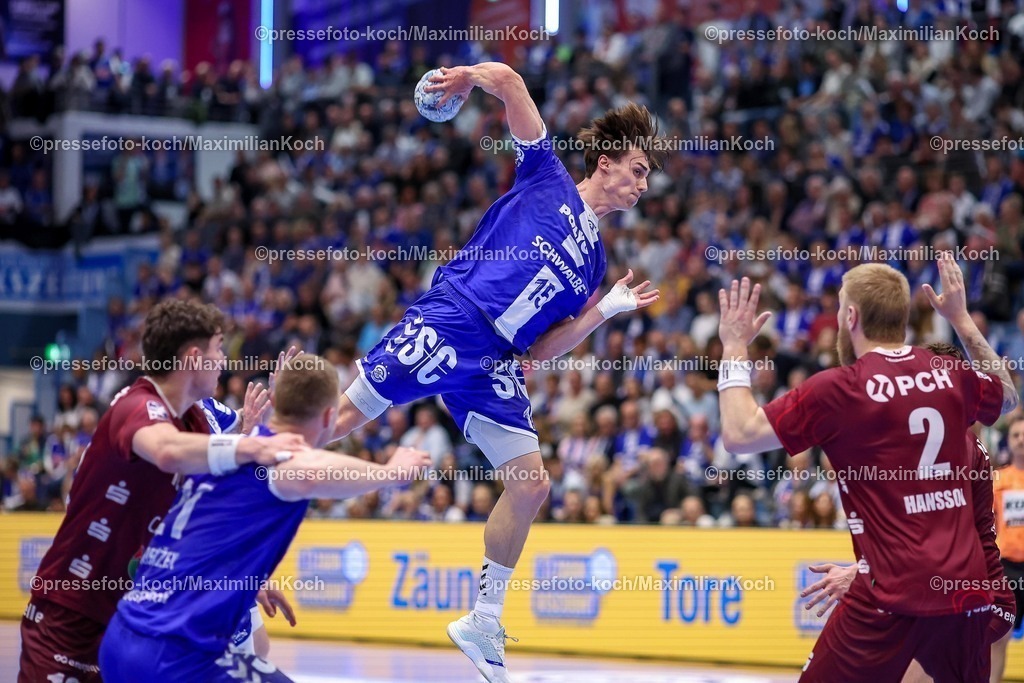 Gum25042501050 | 25.04.2025, Handball, HBL, VfL Gummersbach - 1. VfL Potsdam, Schwalbe-Arena: Miro Schluroff (GUM #15) wirft den Ball auf das Tor