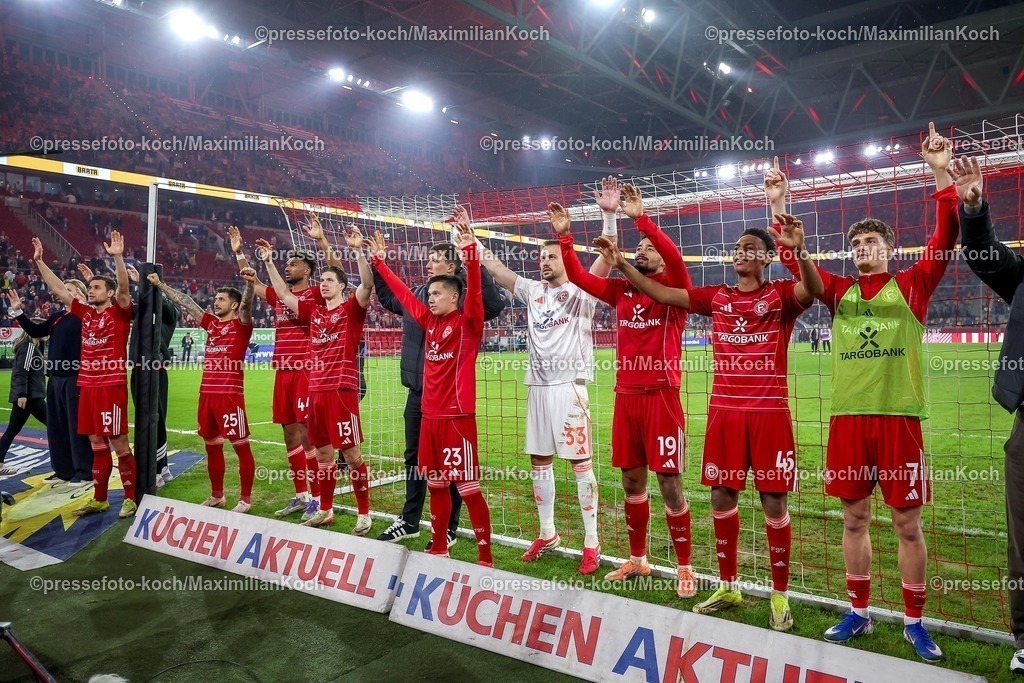 F9527022601168 | 27.02.2026, Fußball, Fortuna Düsseldorf - VfL Bochum, 2. Fußball Bundesliga, Merkur Spiel-Arena, Saison 2025 2026: Abschlussjubel der Fortuna nach dem 2:1 Sieg. L-R Matthias Zimmermann&nbsp;(Fortuna Düsseldorf #25) Elias Aboulguie Egouli (Fortuna Düsseldorf #44) Cedric Itten&nbsp;(Fortuna Düsseldorf #13) Shinta Appelkamp&nbsp;(Fortuna Düsseldorf #23) Torwart Florian Kastenmeier&nbsp;(Fortuna Düsseldorf #33) Emmanuel Iyoha&nbsp;(Fortuna Düsseldorf #19) Klaus Sima Suso&nbsp;(Fortuna Düsseldorf #46) Luca Raimund&nbsp;(Fortuna Düsseldorf #07)   DFB regulations prohibit any use of photographs as image sequences and or quasi-video.