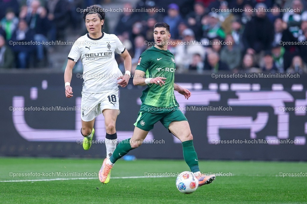 BMG13122502021 | 13.12.2025, Fußball, Borussia Mönchengladbach - VfL Wolfsburg, 1. Fußball Bundesliga, 14.Spieltag, Borussia-Park, Saison 2025 2026: Shuto Machino&nbsp;(Borussia Mönchengladbach #18) im Zweikampf gegen  Konstantinos Koulierakis&nbsp;(VfL Wolfsburg #04)  DFB regulations prohibit any use of photographs as image sequences and or quasi-video.
